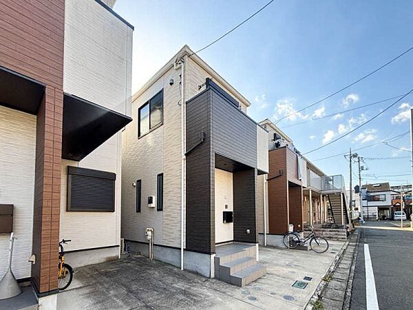 閑静な住宅地につき交通量も少なく落ち着いた印象を持ちます