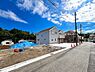 その他：前面道路は閑静な住宅地をはしる車通りの少ない道路。ゆとりのある住宅地で部屋の窓を開けるとそこには心地よい風が通りぬけます。