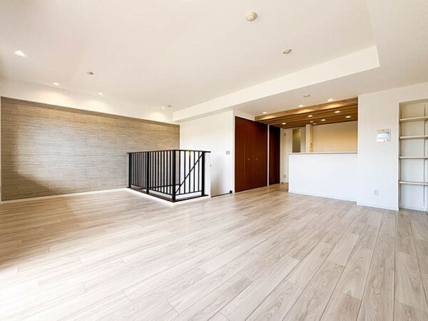 優しい色合いのフローリングと建具。やわらかな日差しがくつろぎの空間を演出します。