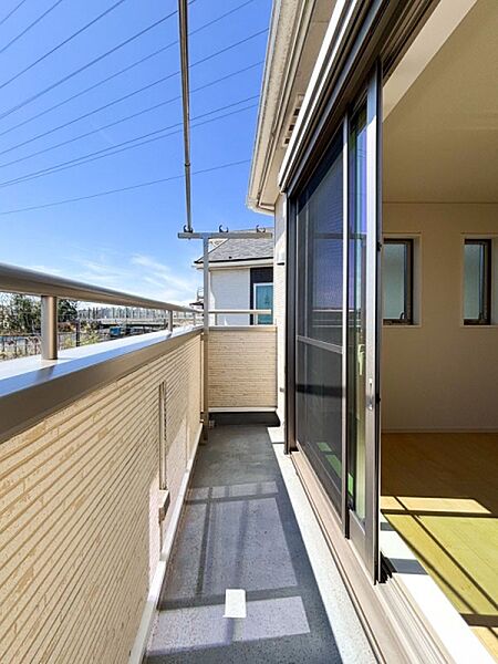 プライベート性が確保されたバルコニー。ワイドな空間にたっぷりの陽光が降り注ぎます。