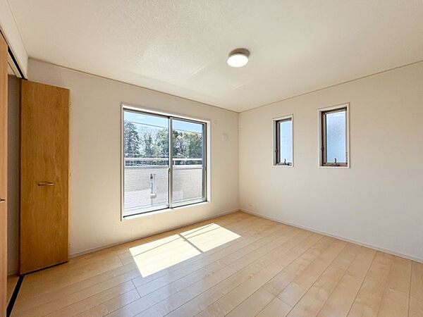 2面採光で光を集めるお部屋はゆっくりと落ち着く空間です。クローゼットもございますので、収納家具を新たに揃える準備も省け、なにより居住空間を広く使えるので快適です。