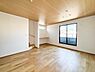 リビング/ダイニング：優しい色合いのフローリングと建具。やわらかな日差しがくつろぎの空間を演出します。