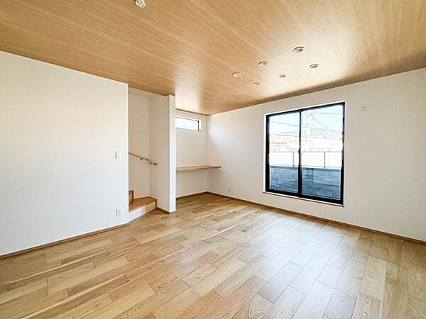 優しい色合いのフローリングと建具。やわらかな日差しがくつろぎの空間を演出します。