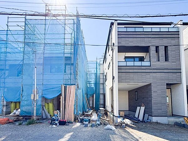 ふりそそぐ陽射しと開放的な空間形成。青空を背景に更なる美しさを醸す佇まい。