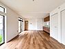 リビング/ダイニング：優しい色合いのフローリングと建具。やわらかな日差しがくつろぎの空間を演出します。