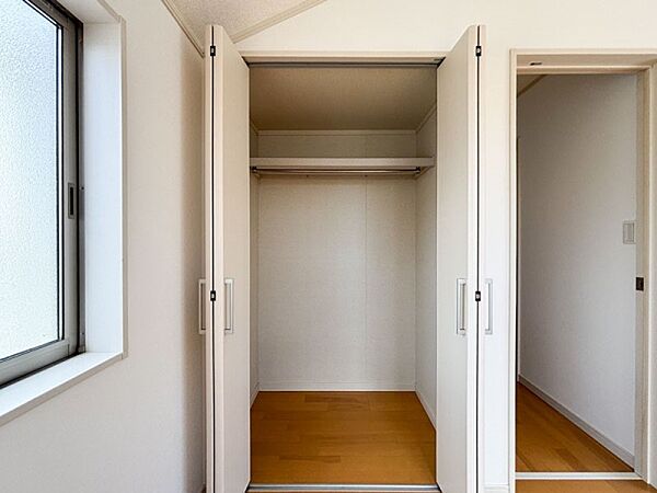 大容量のクローゼットを備え、お部屋を広く使うことが出来ます。