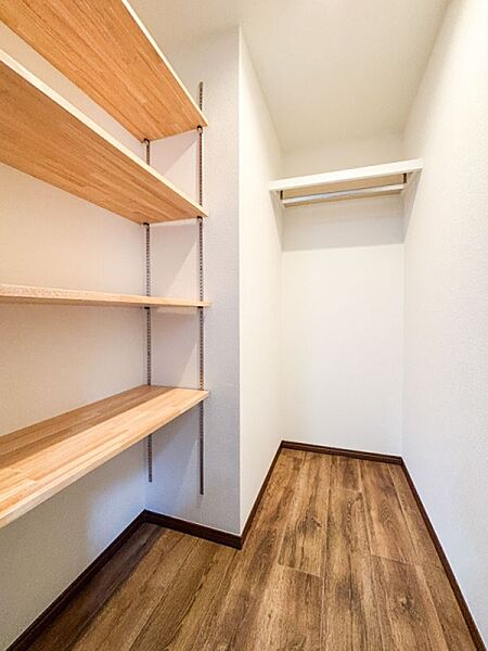 【Walk-in closet】  収納量豊富なウォークインクローゼット設置しました。衣類だけでなく、箱物や思い出の品、季節物もたっぷり収納できるので、居住空間をより広く有効活用することができスッキリ