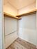 収納：【Walk-in closet】  収納量豊富なウォークインクローゼット設置しました。衣類だけでなく、箱物や思い出の品、季節物もたっぷり収納できるので、居住空間をより広く有効活用することができスッキリ