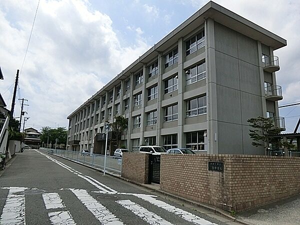 横須賀市立鷹取中学校まで1400m、横須賀市立鷹取中学校