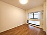 寝室：【Room】  1日の疲れを癒し、心地よく寛げるようゆったりとした広さを確保しています。