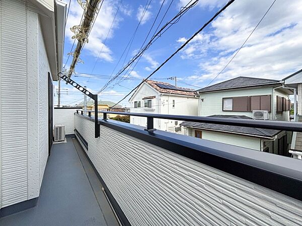 プライベート性が確保されたバルコニー。ワイドな空間にたっぷりの陽光が降り注ぎます。