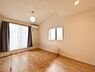室内：2面採光で光を集めるお部屋はゆっくりと落ち着く空間です。クローゼットもございますので、収納家具を新たに揃える準備も省け、なにより居住空間を広く使えるので快適です。    ※CG加工済み。室内状況はお