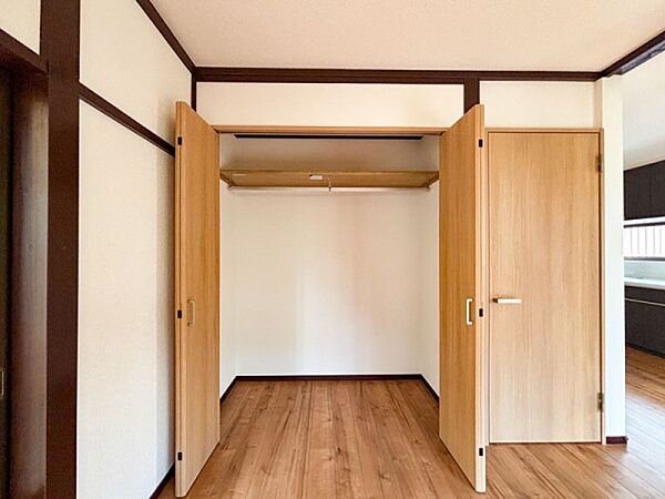 大容量のクローゼットを備え、お部屋を広く使うことが出来ます。