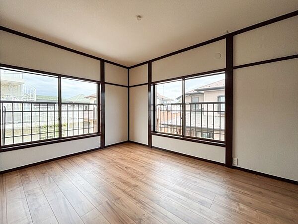 2面採光で光を集めるお部屋はゆっくりと落ち着く空間です。クローゼットもございますので、収納家具を新たに揃える準備も省け、なにより居住空間を広く使えるので快適です。