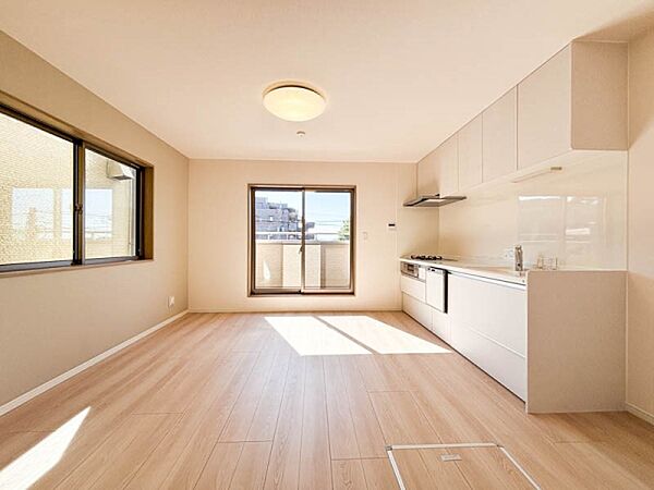 【Kitchen】  機能美とデザイン性を兼ね備えた使い勝手のよいシステムキッチンはリビングとの一体感も考慮され、美しい空間が実現します。