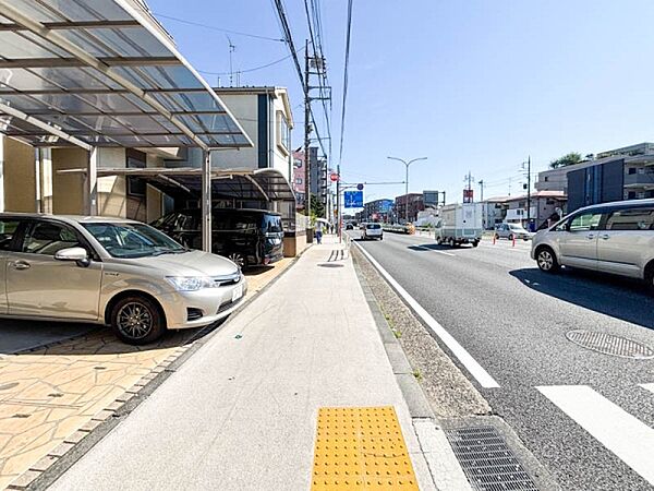 ふりそそぐ陽射しと開放的な空間形成。青空を背景に更なる美しさを醸す佇まい。