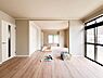 リビング/ダイニング：優しい色合いのフローリングと建具。やわらかな日差しがくつろぎの空間を演出します。