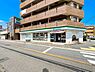 周辺：ファミリーマート本牧大里町店まで100m、ファミリーマート本牧大里町店