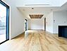 リビング/ダイニング：優しい色合いのフローリングと建具。やわらかな日差しがくつろぎの空間を演出します。