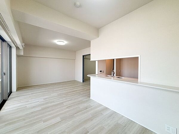 【Living Dining】  室内はリフォーム済みの為、室内はとても綺麗です。そのまま入居可能です。