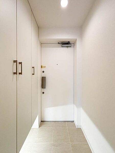 すっきりとした玄関がいつも優しく明るく出迎えしてくれます。