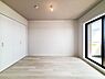 洋室：【Private room】  居室となる空間には毎日しっかりと光が差し込みます。
