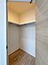 収納：【Walk-in closet】  収納量豊富なウォークインクローゼット設置しました。衣類だけでなく、箱物や思い出の品、季節物もたっぷり収納できるので、居住空間をより広く有効活用することができスッキリ