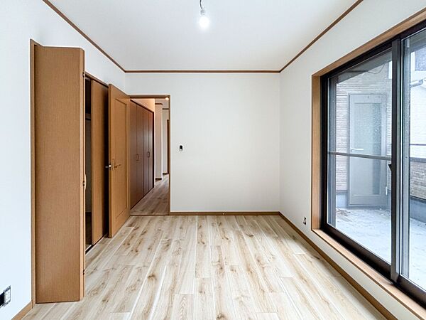 2面採光で光を集めるお部屋はゆっくりと落ち着く空間です。クローゼットもございますので、収納家具を新たに揃える準備も省け、なにより居住空間を広く使えるので快適です。