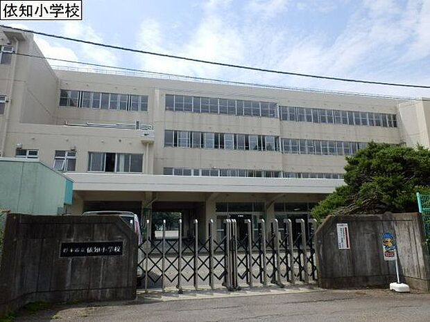 厚木市立依知小学校まで706m