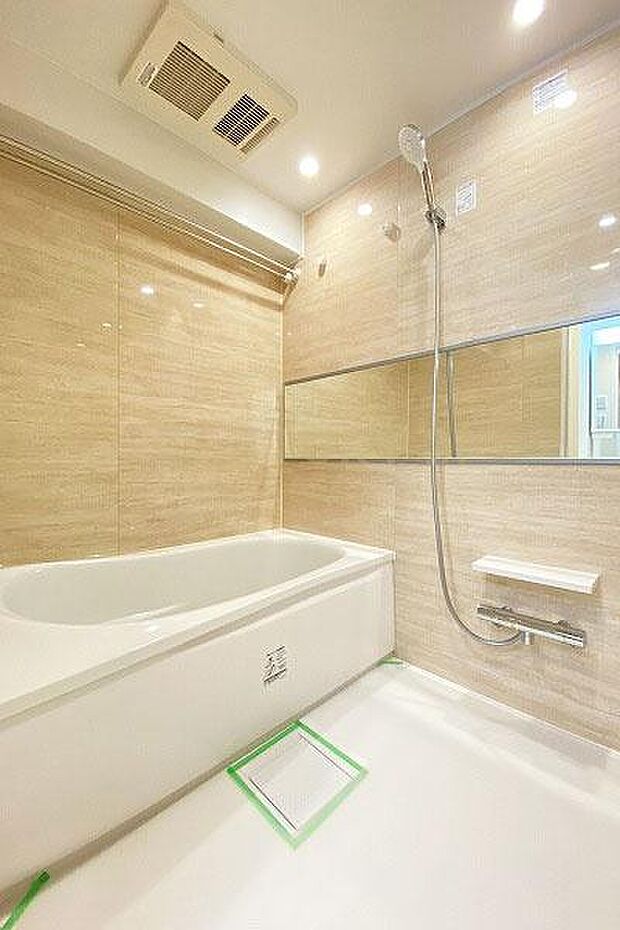 バスルーム／新規交換済、雨天時や花粉飛沫時期にも活躍する浴室乾燥機能付きです。