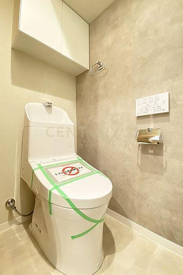 トイレ／新規交換済、温水洗浄機能付・手洗い機能付きトイレ、吊戸棚付