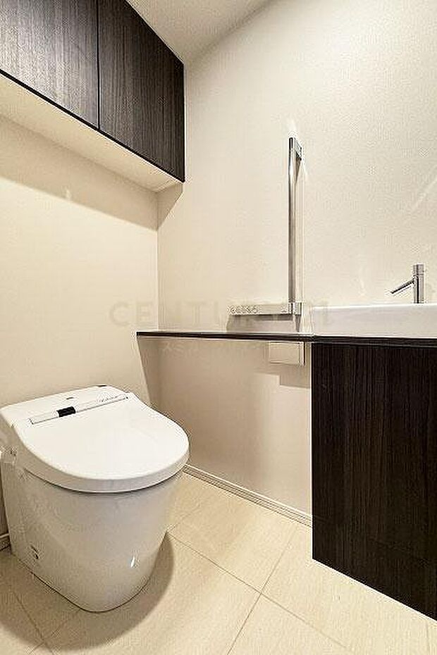 トイレ／お手入れ便利なタンクレストイレ、手洗い洗面所付きのゆとりある空間です。