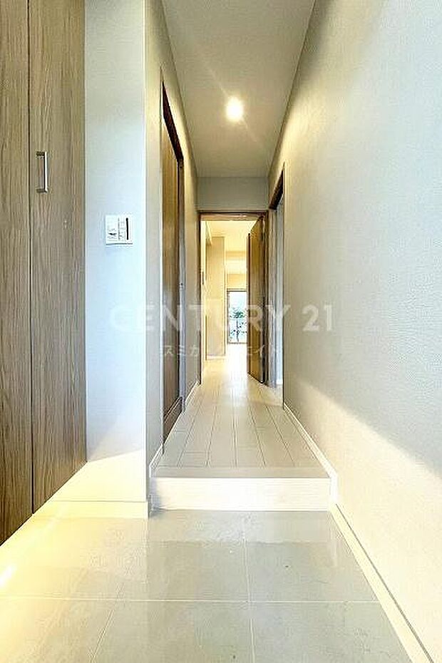 玄関ホール／フロータイプのシューズクローゼット付、タイル張りの床は高級感があります。