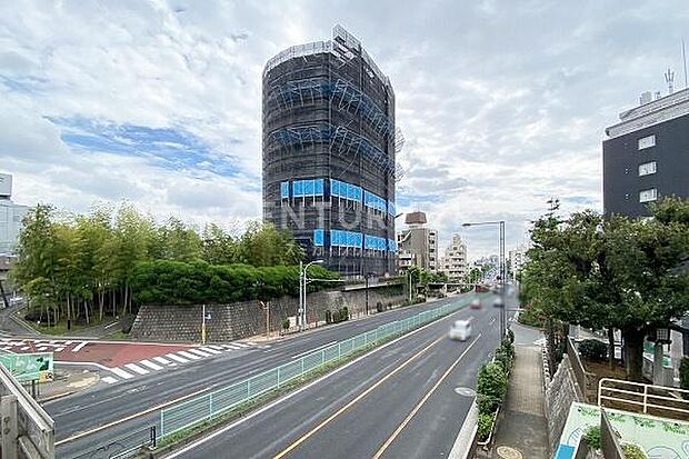 建物外観（2023.9撮影）／小田急線「世田谷代田」駅へ徒歩約2分、下北沢エリアも徒歩圏内の好立地です！お部屋は5階部分南東角住戸、周囲に高い建物もなく開放的です。