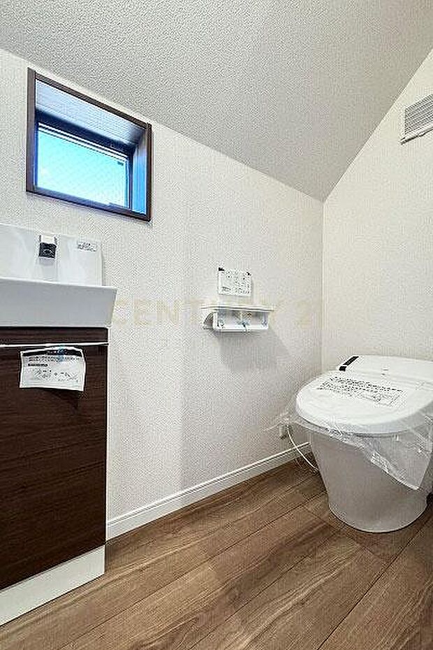 3階トイレ／スタイリッシュでお手入れが便利なタンクレストイレ、小窓付き、手洗い洗面所付です。