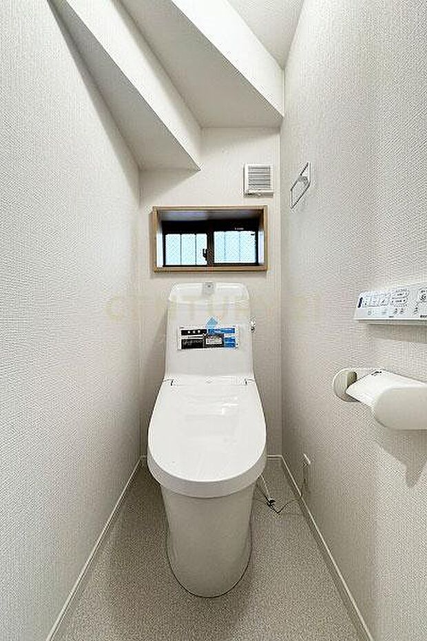 トイレ／温水洗浄機能付、手洗い機能付きトイレ、小窓もあるので明るく換気も出来ます。