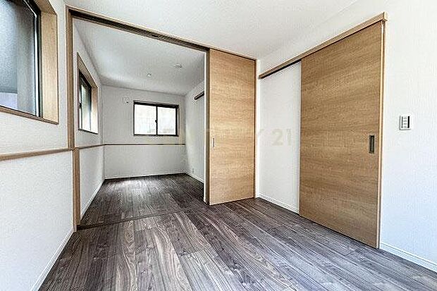 洋室〜サービスルーム／間仕切りドアを開放して広々とした空間としてもお使いいただけます。