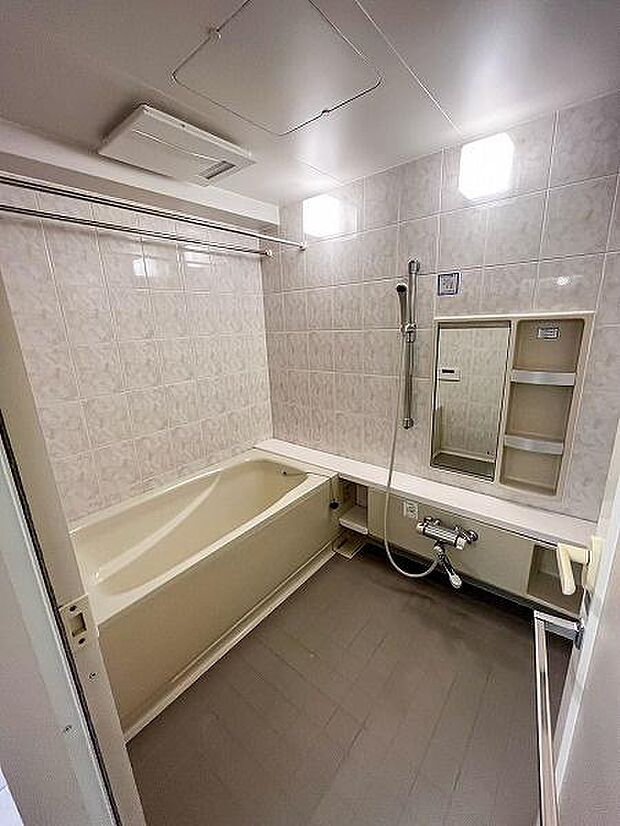 バスルーム／新規交換済、浴室乾燥機・追焚き機能付、1620サイズと広くゆったりとバスタイムを楽しめます。