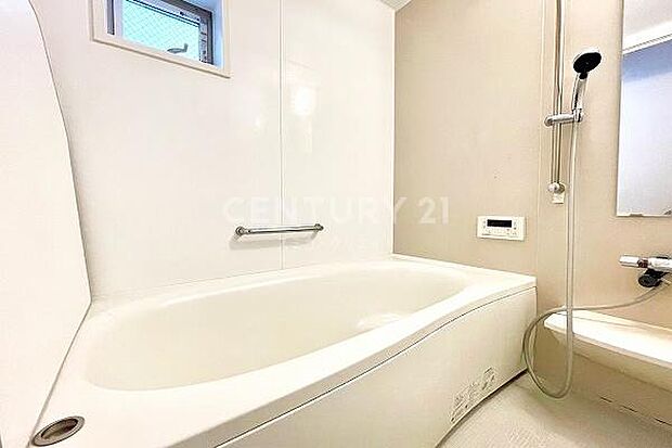 バスルーム／ゆったりと寛げる1616サイズのバスルーム、雨天時や花粉飛散時期に活躍する浴室換気乾燥機付きです。