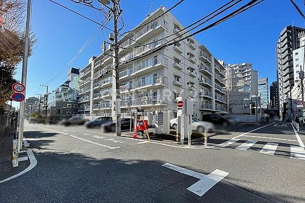 建物外観（2024.1撮影）／渋谷駅徒歩圏の好立地、南平台町アドレスの閑静な邸宅地で周囲は落ち着いた住環境です。