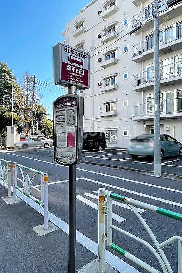 エントランス前には東急バス「南平台町」停があり、渋谷駅・代官山駅方面へのアクセスに便利です。