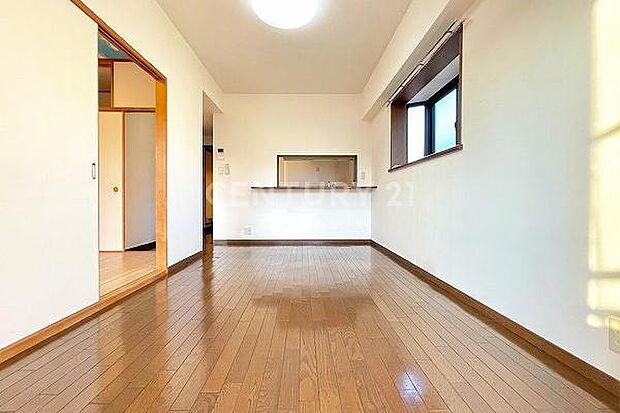 リビングダイニングルーム／白×木目のシンプルな内装です。お好きな家具でコーディネートが楽しめます。
