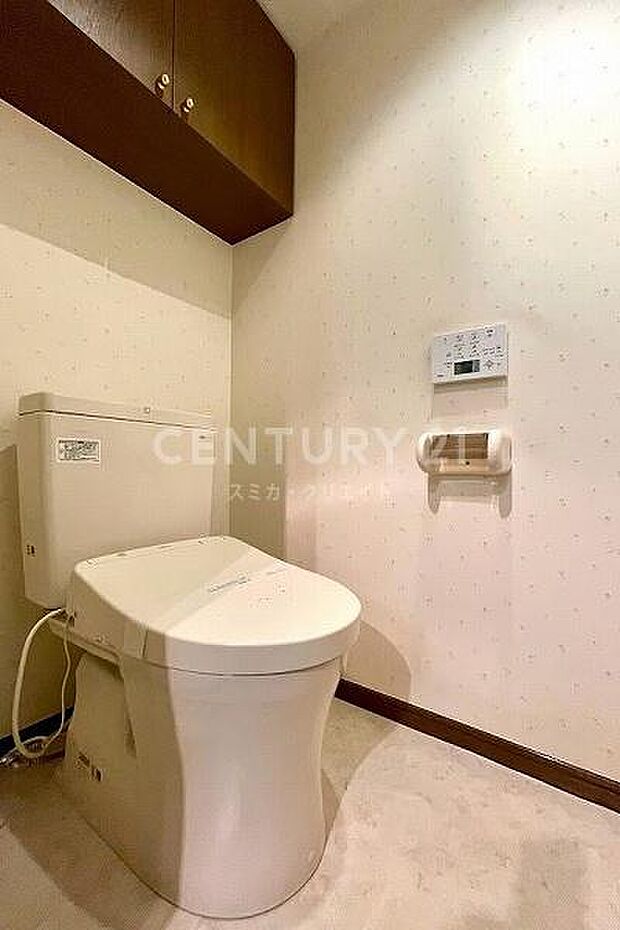 トイレ／温水洗浄機能付きトイレ、吊戸棚付