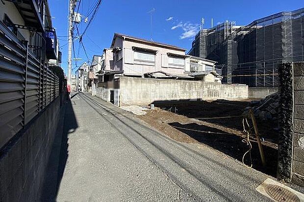 前面道路（→北東方向へ撮影）