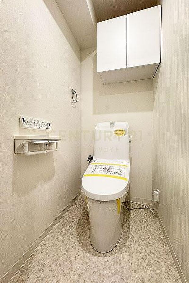 トイレ／新規交換済、温水洗浄機能付き、手洗い機能付きトイレ、吊戸棚付