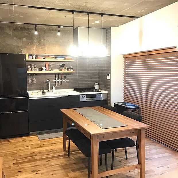 ダイニングキッチン／キッチンが壁側にレイアウトされているため空間を広々と使うことができます。