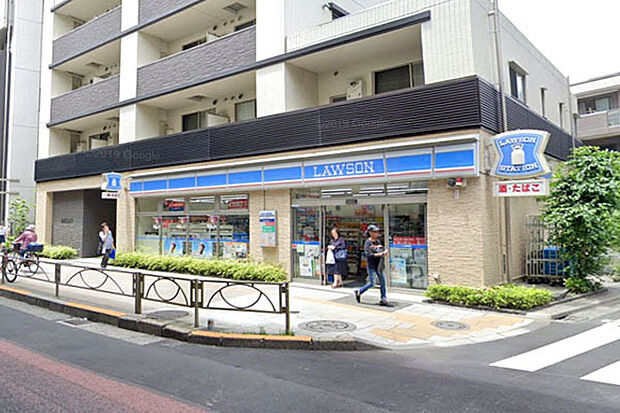 ローソン世田谷三宿一丁目店まで300m、玉川通りをはさんで本マンションの向かい側にあります。