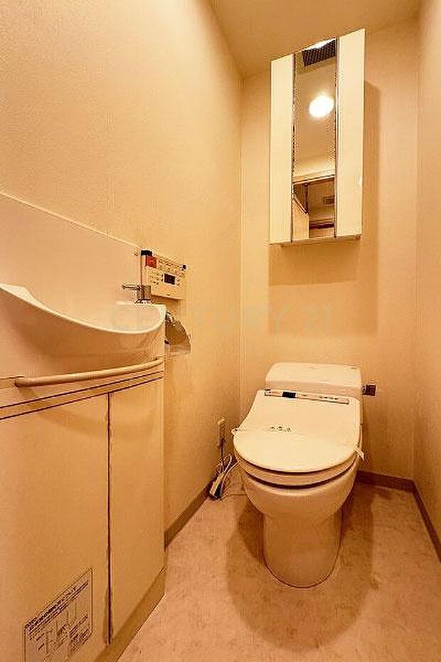 トイレ／温水洗浄機能付、手洗いカウンター付き、スタイリッシュでお手入れしやすいタンクレストイレです