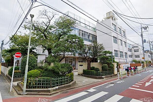 大田区立入新井第二小学校まで110m、本マンションエントランス前の道路をまっすぐです。