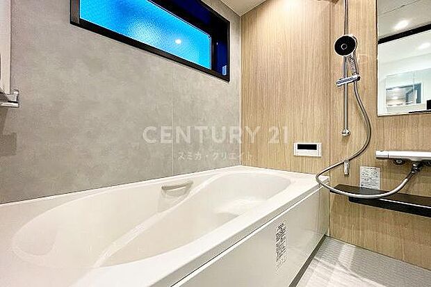 バスルーム／1F、1616サイズ、浴室乾燥機・追焚き機能付、横長の高窓が設置され換気や採光も良好です。